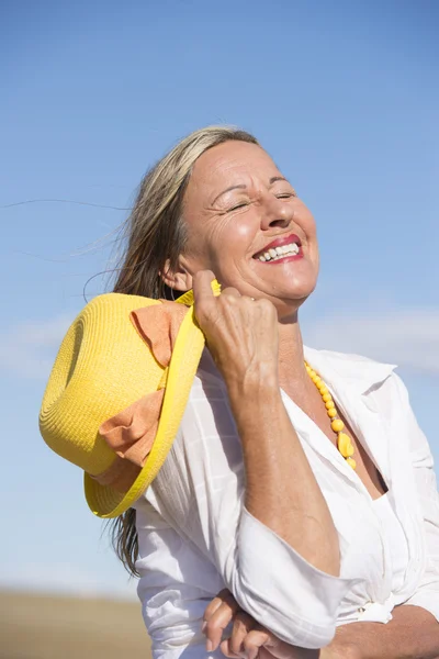 Gelukkig vreugdevolle senior vrouw zomer portret — Stockfoto