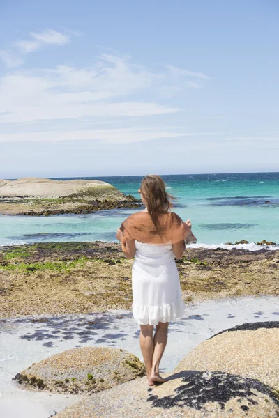 Привлекательная женщина белое платье океан пляж — стоковое фото
