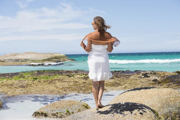 Mulher bonita vestido branco mar azul-turquesa — Fotografia de Stock