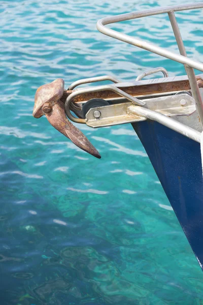 Yat yay ile çapa ve turkuaz okyanus su