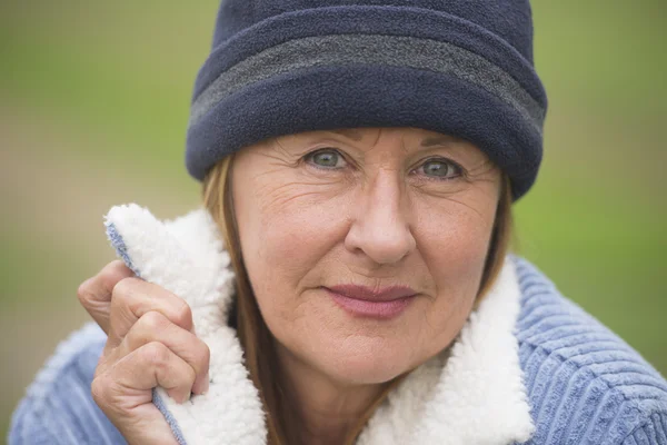 Gelukkig vertrouwen volwassen vrouw jas en bonnet — Stockfoto