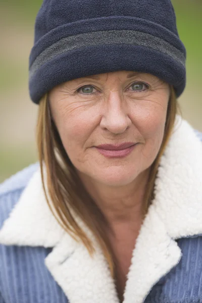 Gelukkige vrouw in warme jas en bonnet portret — Stockfoto