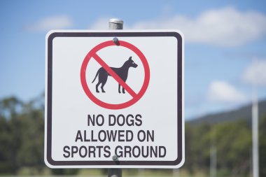Spor zemin üzerinde köpekler için kısıtlı erişim işareti