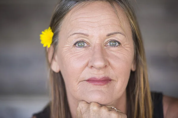 Retrato confiante aposentado mulher idosa — Fotografia de Stock