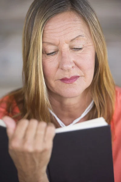 Portret volwassen vrouw lezing boek — Stockfoto