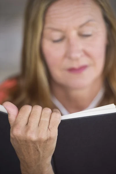 Wazig vrouw lezen boek portret — Stockfoto