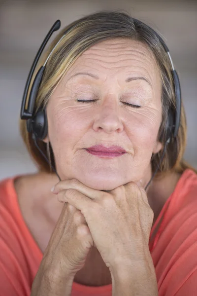 Mujer recostada con auriculares música escuchando — Foto de Stock