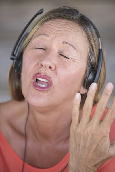 Mujer con auriculares cantando — Foto de Stock