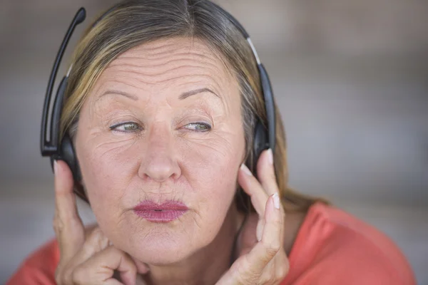 Frau mit Kopfhörer hört Musik — Stockfoto