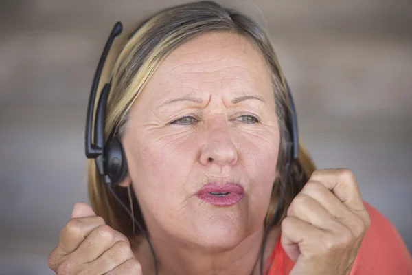 ผู้หญิงผู้ใหญ่ที่มีหูฟังเพลิดเพลินกับดนตรี — ภาพถ่ายสต็อก