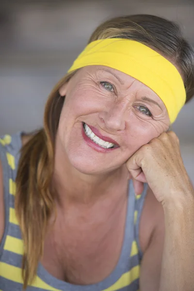 Feliz ajuste relajado activo mujer madura retrato — Foto de Stock