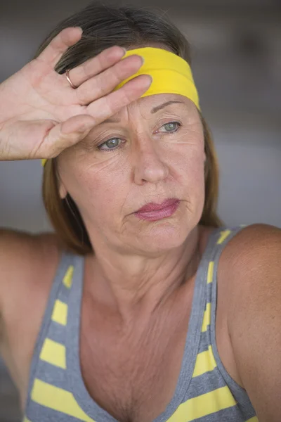 Retrato de mujer madura activa en forma agotada — Foto de Stock