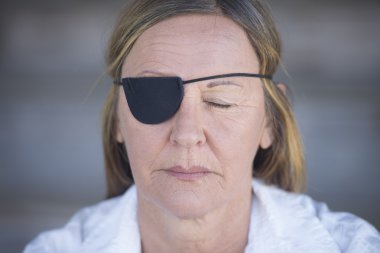 Göz yama portre ile olgun kadın