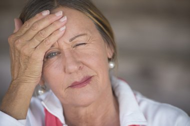 Kadın portre acı baş ağrısı ile