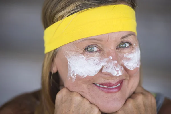 Retrato de creme facial de mujer madura segura —  Fotos de Stock