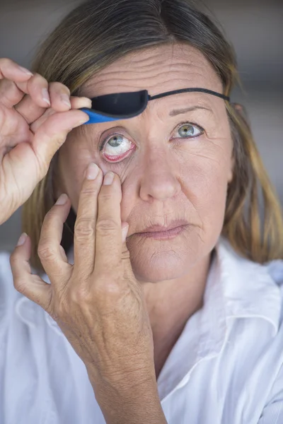 Mulher madura ferida que levanta a proteção do remendo do olho — Fotografia de Stock