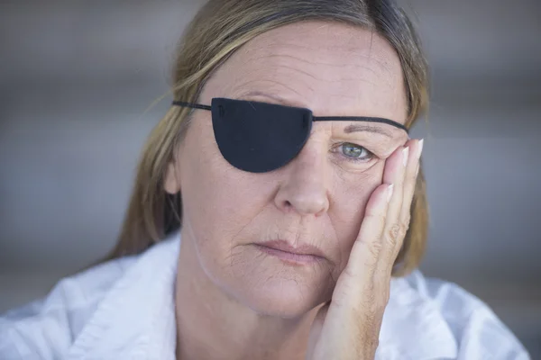Unavená žena s oko oprava portrét — Stock fotografie