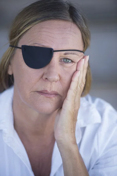 Mujer triste con retrato de parche ocular — Foto de Stock