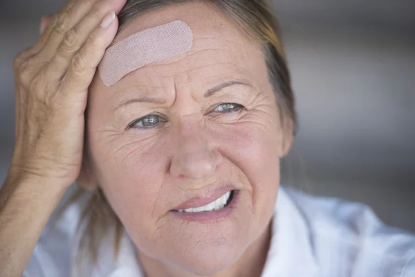 Kvinna med smärtsam huvudvärk och band stöd — Stockfoto