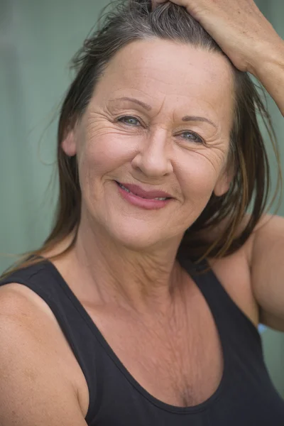 Fit gezond gelukkig volwassen vrouw portret — Stockfoto