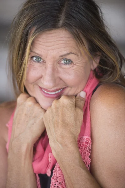 Tímido atractivo mujer madura retrato — Foto de Stock