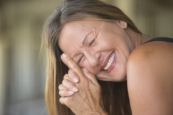 Glada nöjda leende mogen kvinna porträtt — Stockfoto