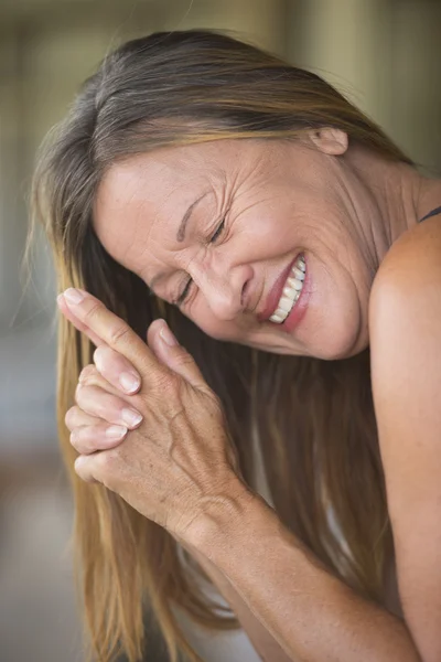 Vrolijke gelukkig volwassen vrouw portret — Stockfoto