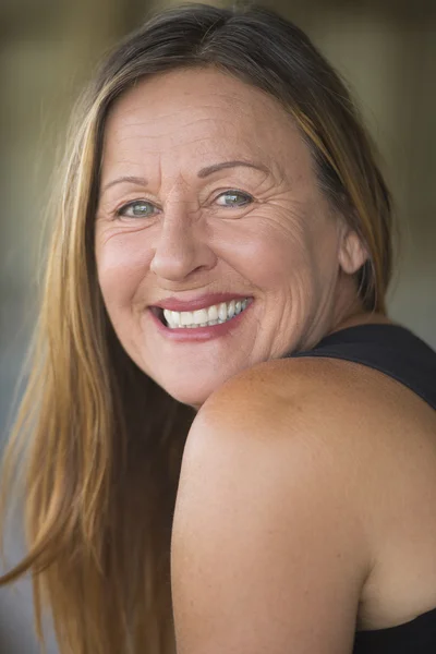 Confiado feliz sonriente mujer madura retrato — Foto de Stock