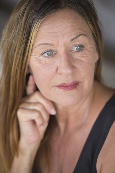 Doordachte ernstige volwassen vrouw portret — Stockfoto