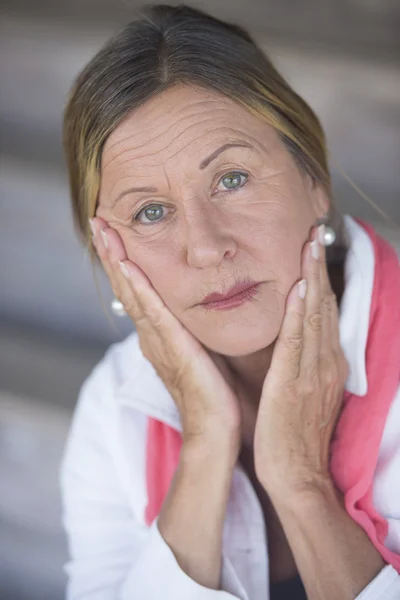 Preoccupato interessato donna matura ritratto — Foto Stock