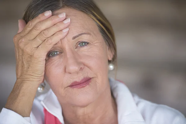 Frau mit Migräne-Kopfschmerzen Porträt — Stockfoto
