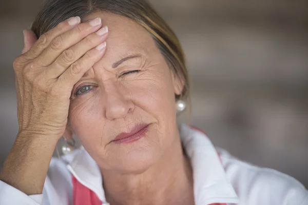 Kvinna med huvudvärk lider porträtt — Stockfoto