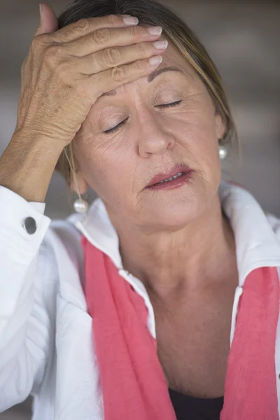 Frau mit Migräne Kopfschmerzen geschlossene Augen Porträt — Stockfoto