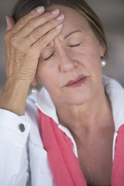 Kobieta z Migrena ból głowy zamknięte oczy — Zdjęcie stockowe