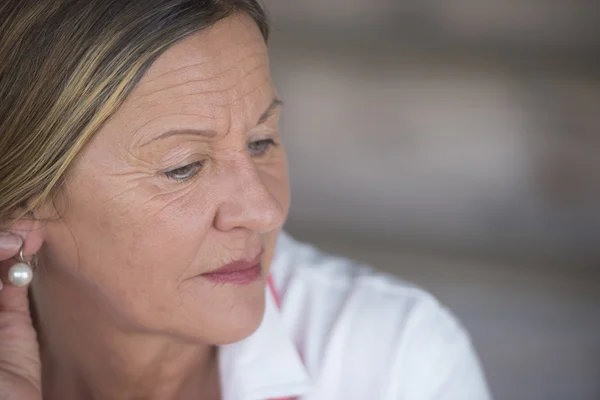 Aantrekkelijke volwassen vrouw triest doordachte — Stockfoto