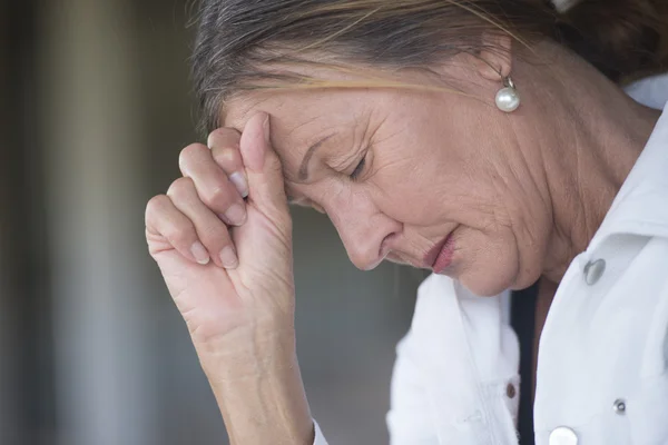 Magányos, depressziós, érett nő portré — Stock Fotó