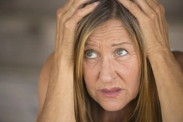 Anxious woman with hands on head — Stock Photo, Image