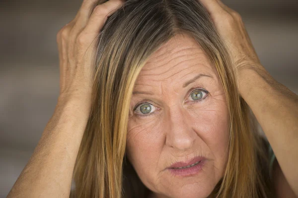 Bang vrouw met handen op het hoofd — Stockfoto