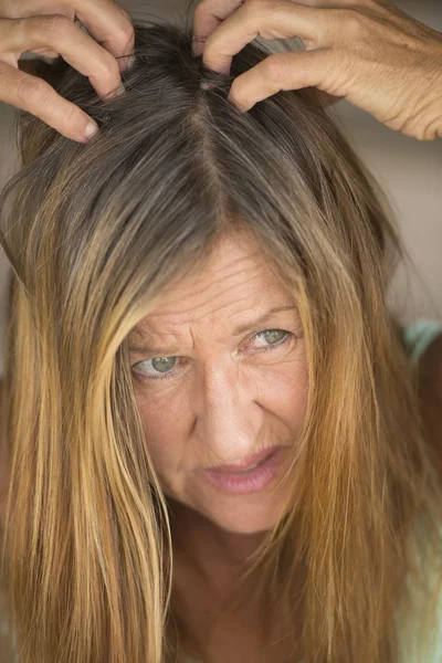 Mujer estresada rasgando su cabello con las manos — Foto de Stock