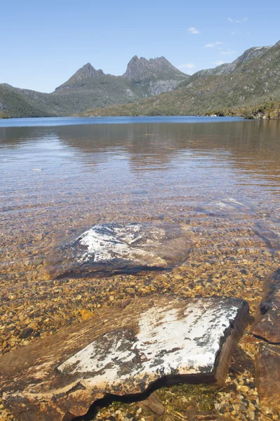 Montagne della Culla Tasmania con lago — Foto Stock