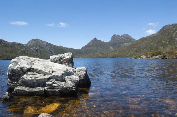 Cradle Mountain National Park with lake — Stock Photo, Image