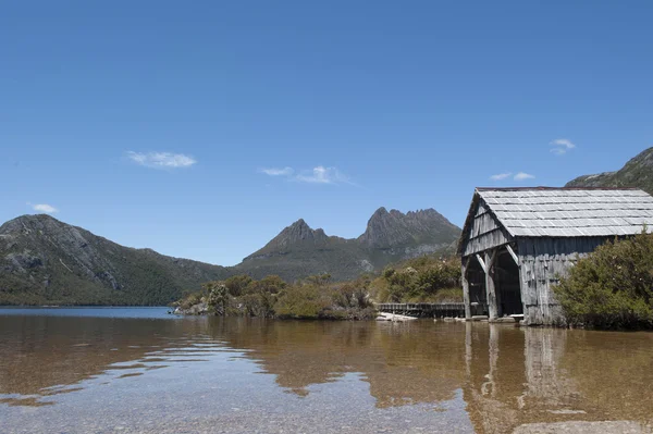 Cradle Mountain Tasmania and boat shed — Stock Photo, Image