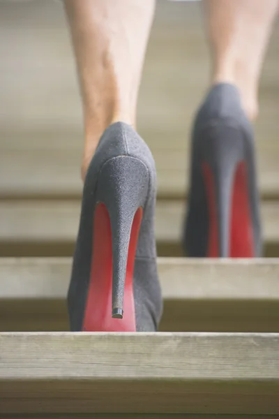 Går uppför trapporna i stiletto skor — Stockfoto