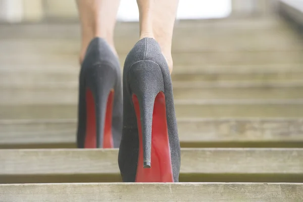 Treppenaufgang in Stöckelschuhen — Stockfoto