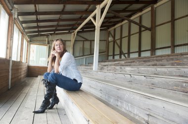 Yalnız açık oturan düşünceli kadın