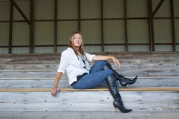 Mature woman in high heel shoes posing confident — Stock Photo, Image