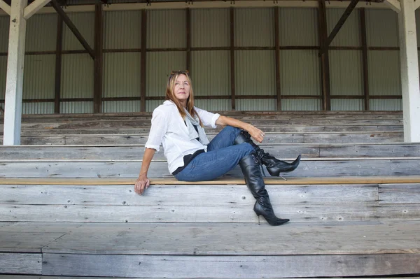 Femme âgée en chaussures à talons hauts posant confiant — Photo