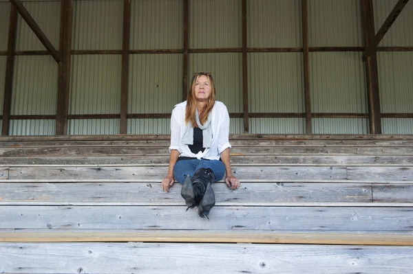 Thoughtful confidence woman alone on bench outdoor — Stock Photo, Image