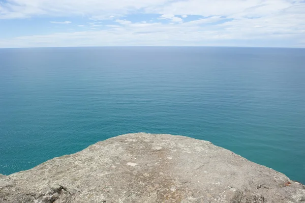 Vigia panorâmica sobre o oceano na borda da plataforma — Fotografia de Stock