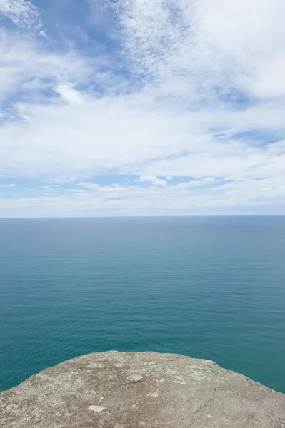 Panoramisch uitkijk over Oceaan aan rand van de rots — Stockfoto